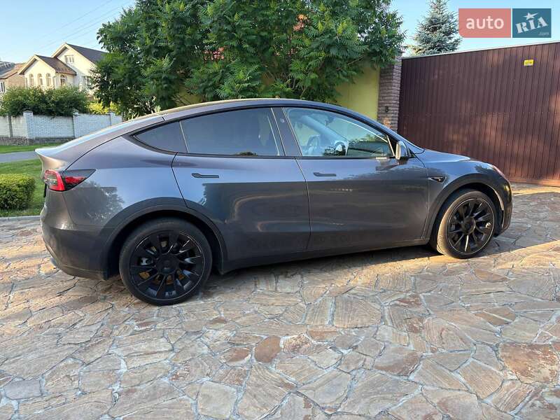 Tesla Model y (2023)