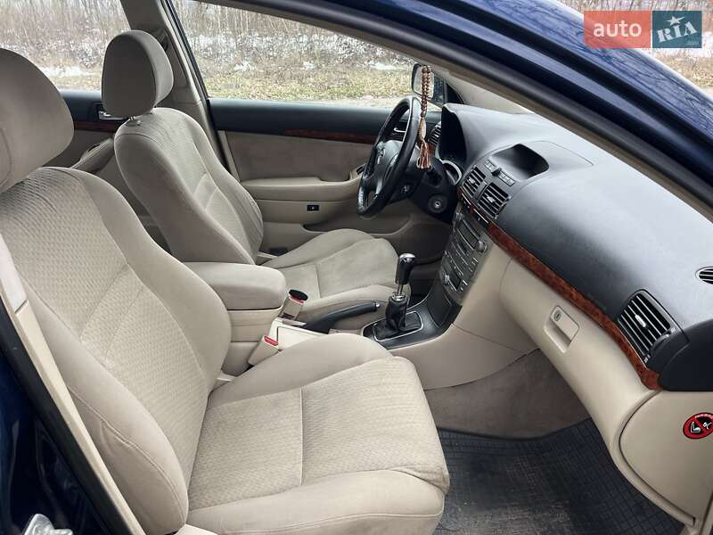 Toyota Avensis (2003)