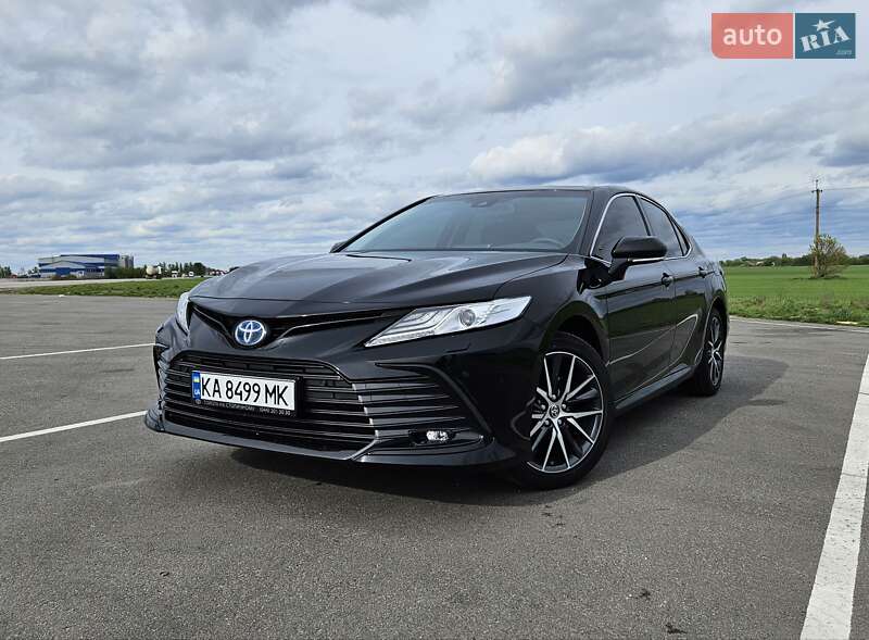 Toyota Camry (2023)