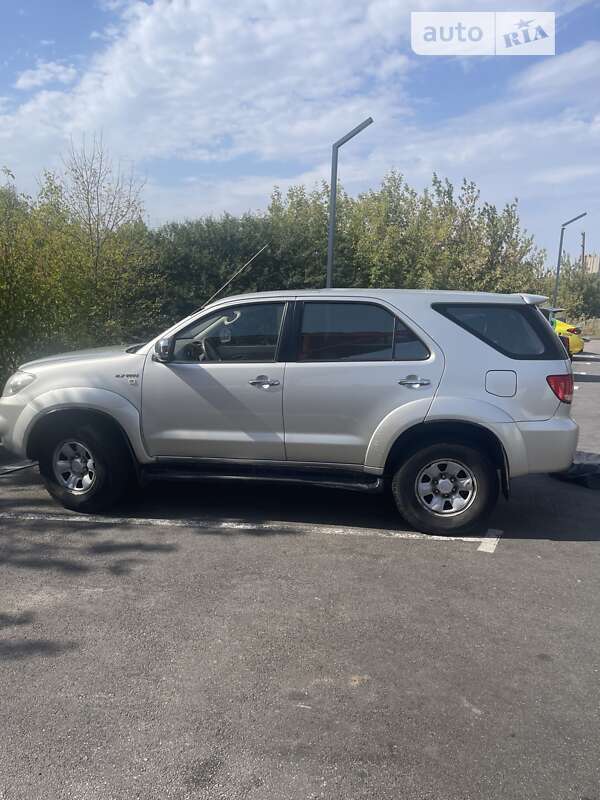 Toyota Fortuner (2006)