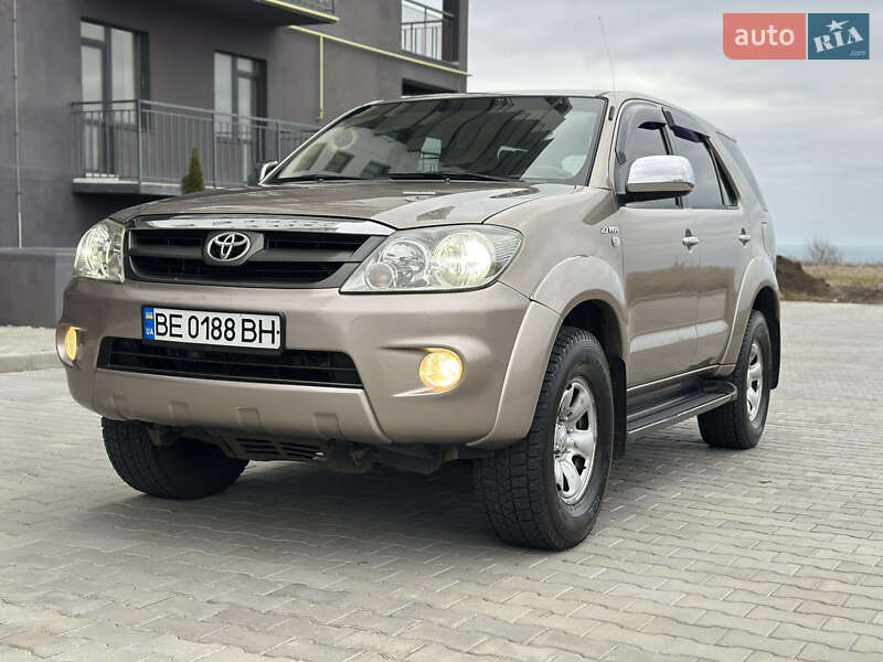 Toyota Fortuner (2005)