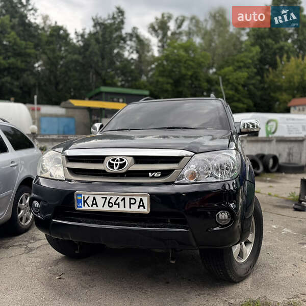 Toyota Fortuner (2005)