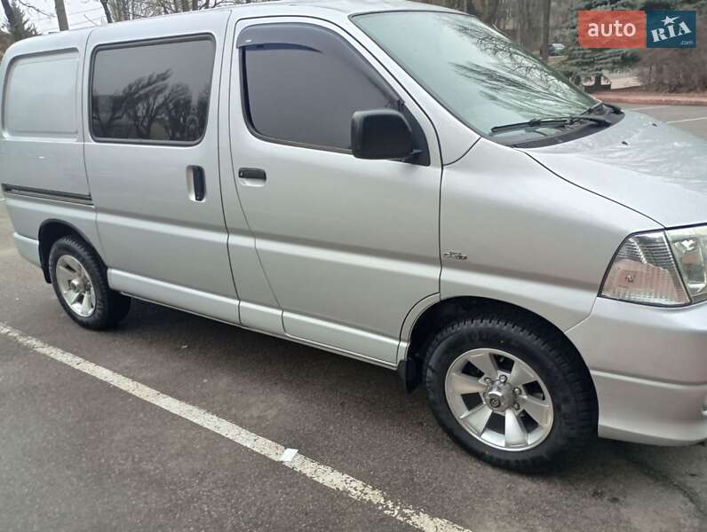 Toyota Hiace (2011)