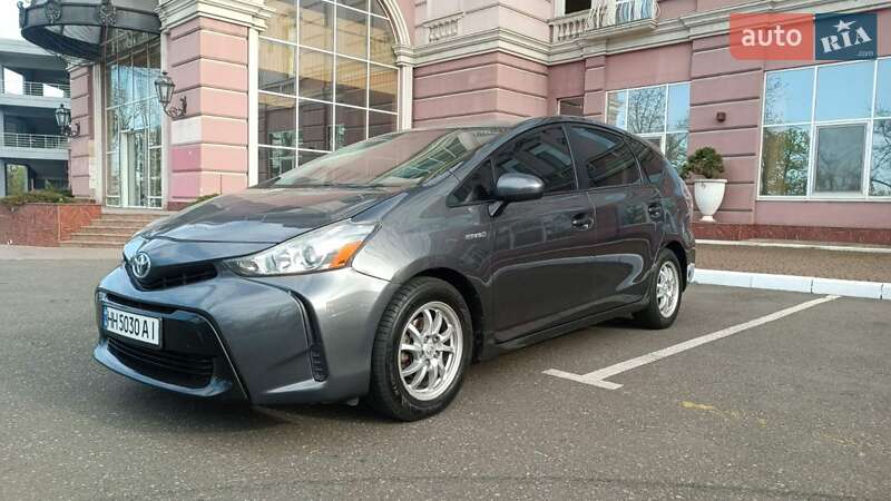 Toyota Prius v (2015)