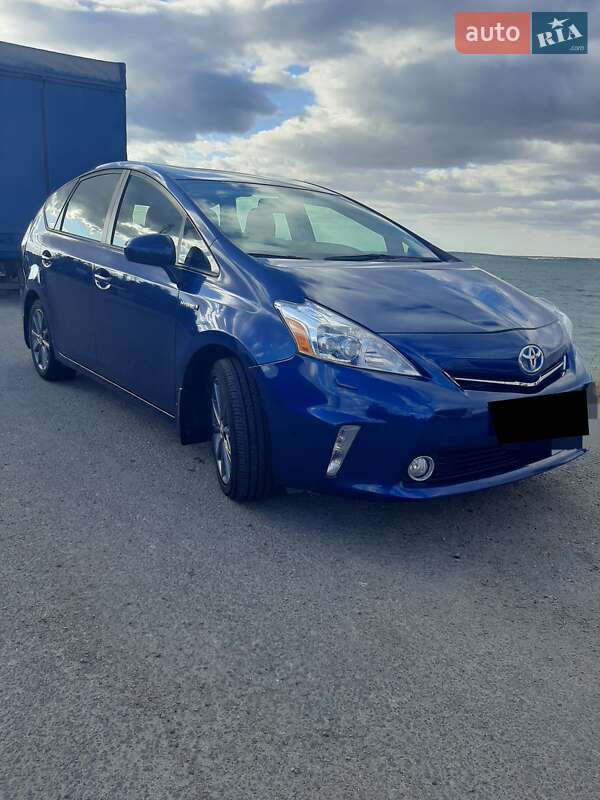 Toyota Prius v (2013)
