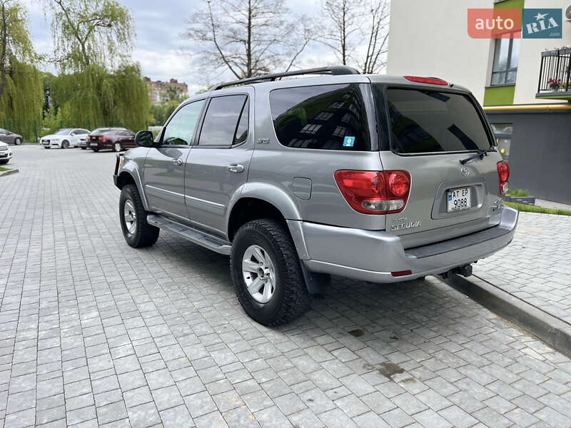 Toyota Sequoia (2005)