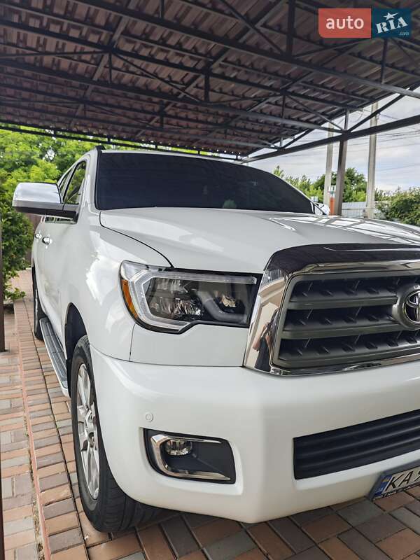 Toyota Sequoia (2015)