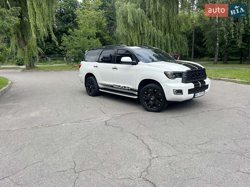 Toyota Sequoia (2016)