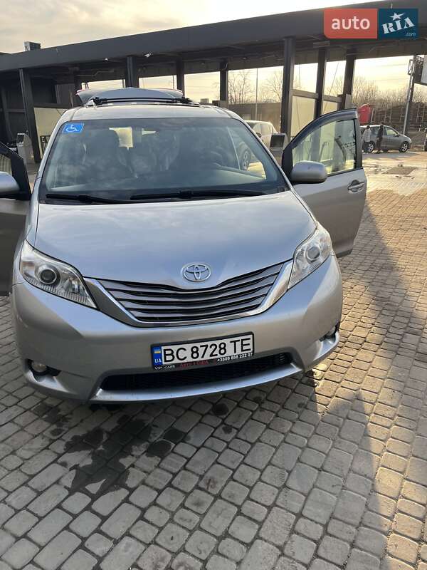 Toyota Sienna (2016)