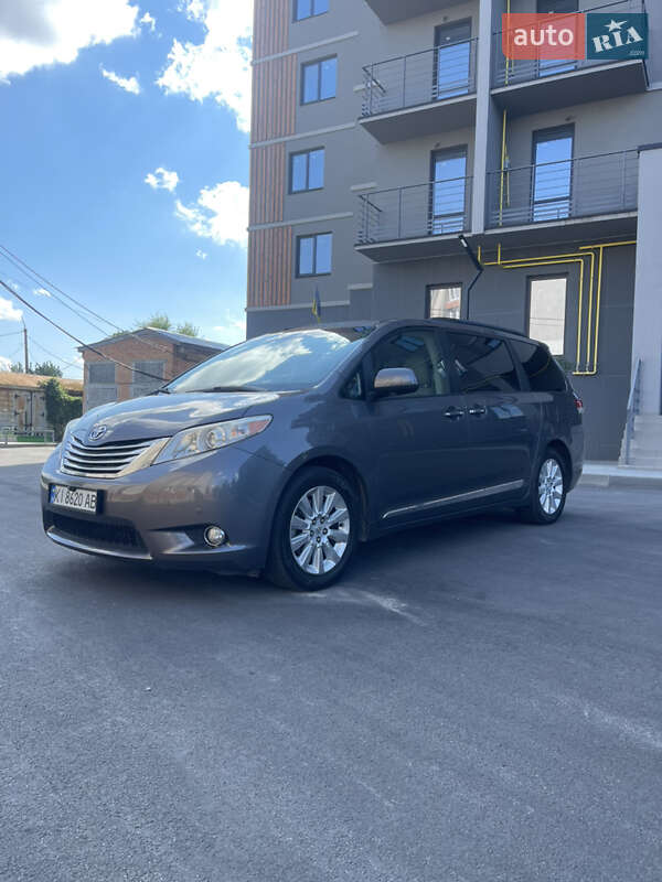Toyota Sienna (2011)