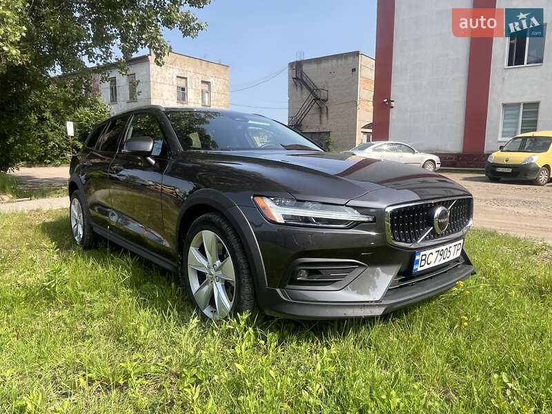 Volvo V60 cross country (2022)