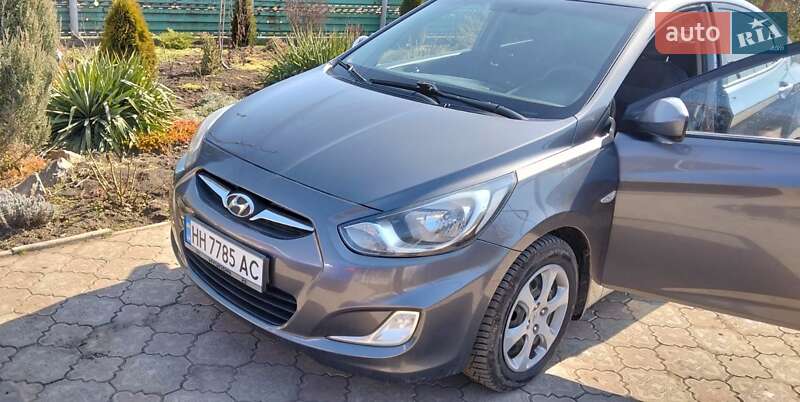 Hyundai Accent (2011)