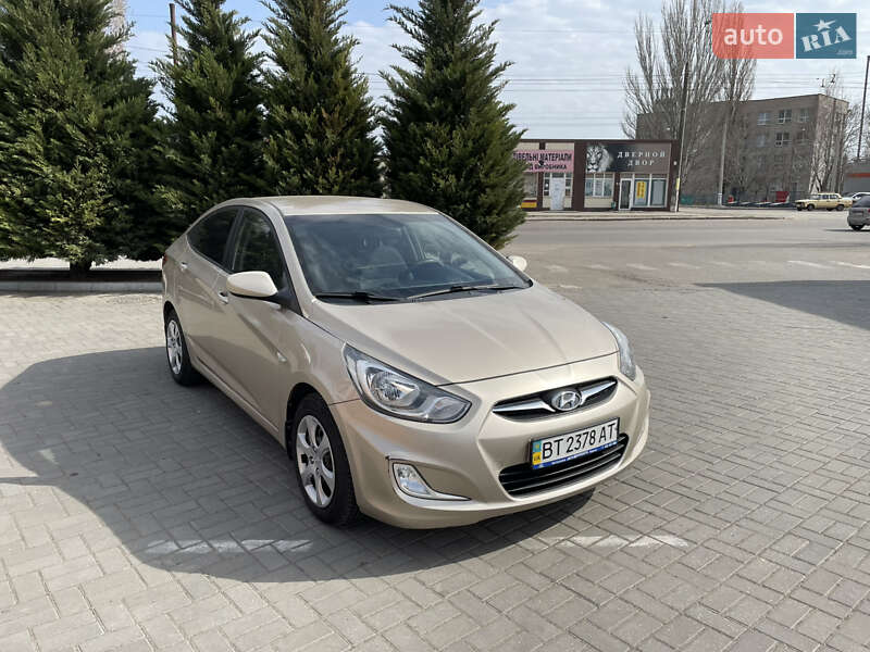 Hyundai Accent (2011)