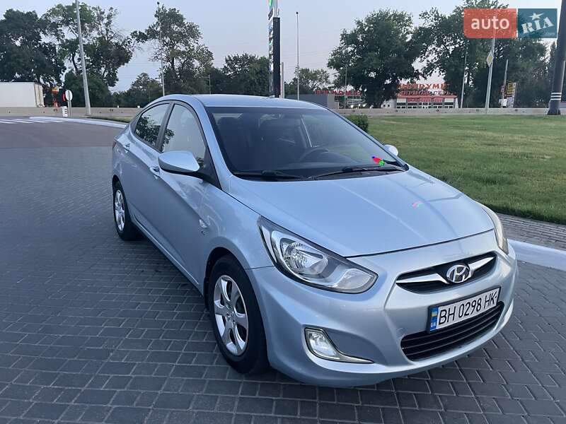 Hyundai Accent (2011)