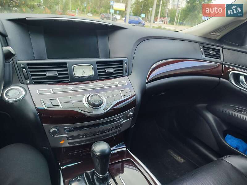 Infiniti M25 (2012)