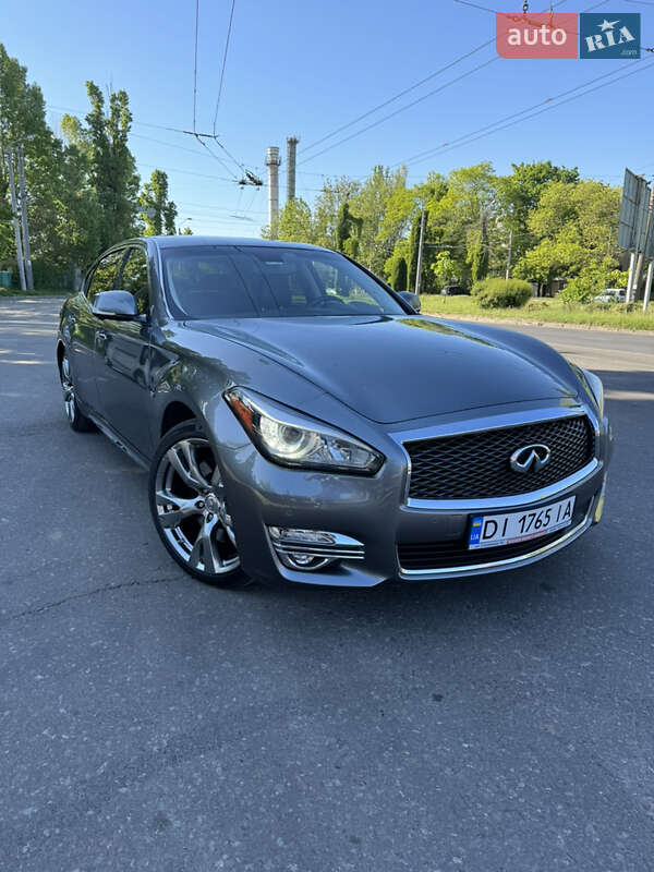 Infiniti Q70 (2015)