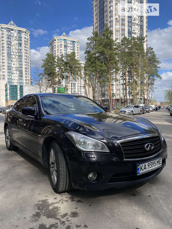 Infiniti Q70 (2013)