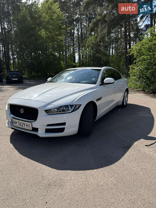 Jaguar Xe (2016)