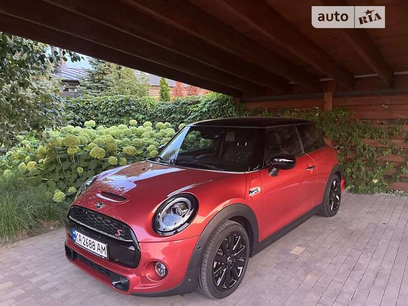Mini Hatch (2020)