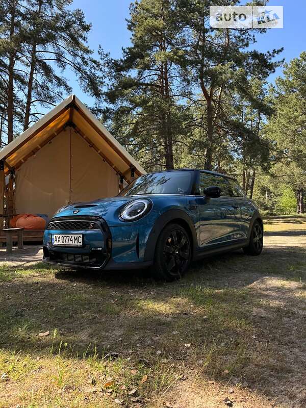 Mini Hatch (2021)