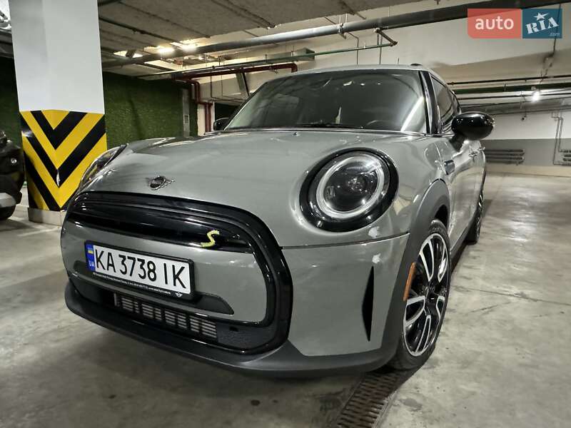 Mini Hatch (2021)