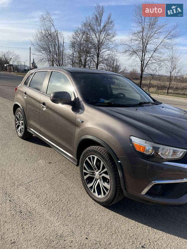 Mitsubishi Outlander sport (2016)