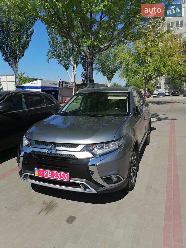 Mitsubishi Outlander (2020)