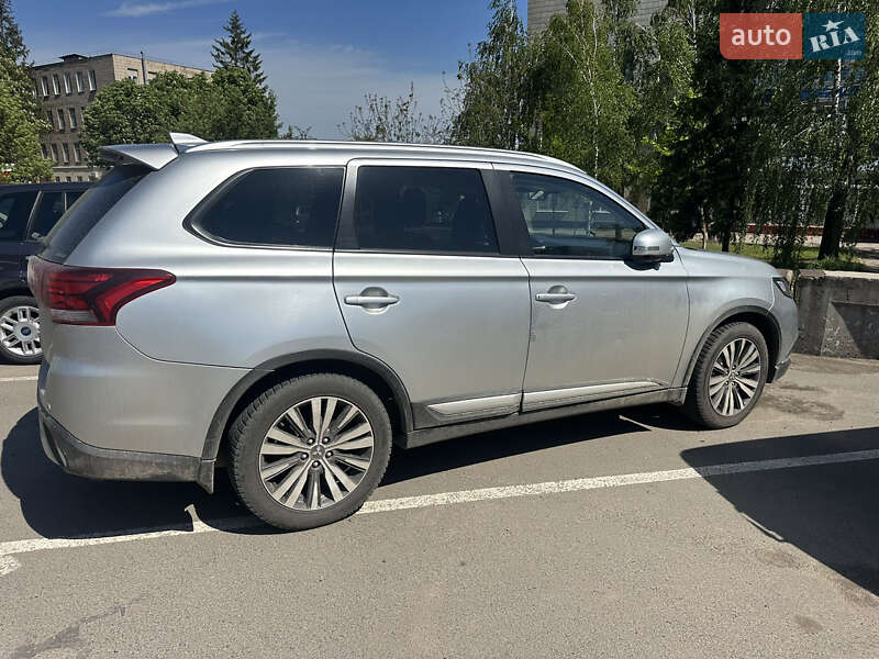 Mitsubishi Outlander (2020)