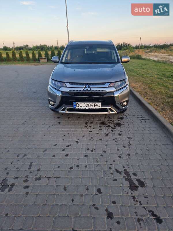 Mitsubishi Outlander (2020)