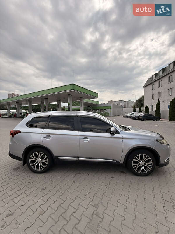 Mitsubishi Outlander (2016)