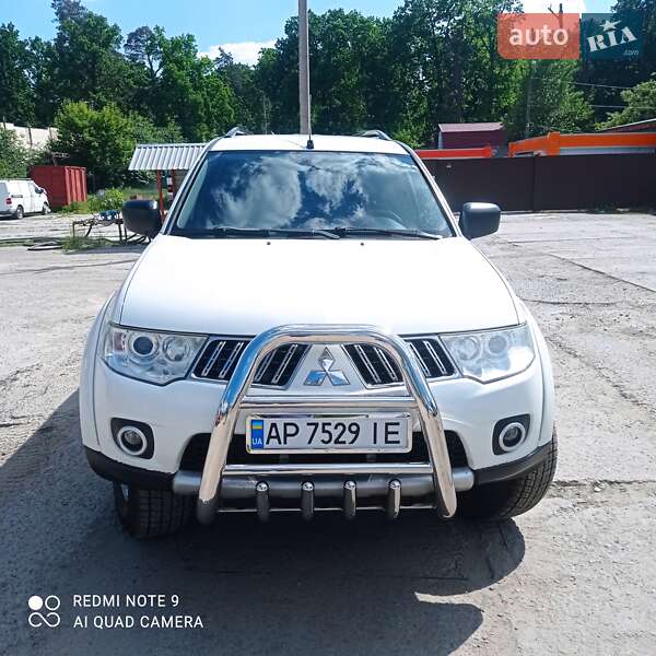 Mitsubishi Pajero sport (2012)