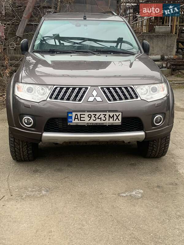 Mitsubishi Pajero sport (2011)