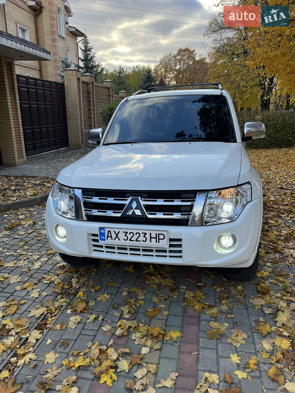 Mitsubishi Pajero wagon (2013)
