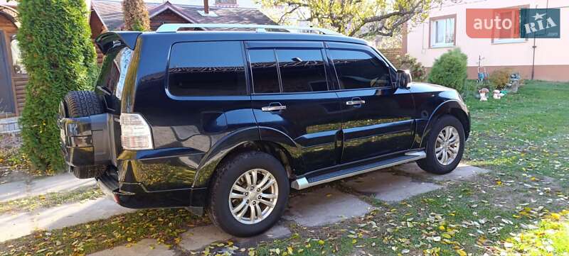 Mitsubishi Pajero wagon (2011)