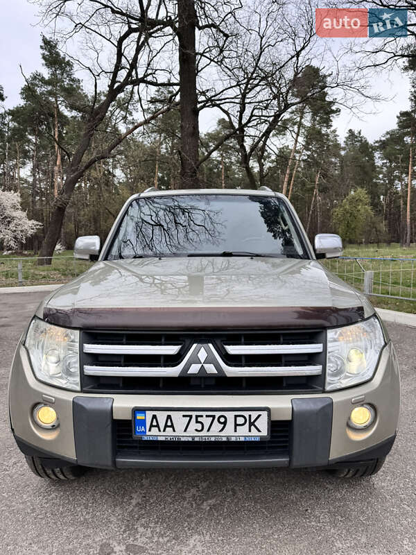 Mitsubishi Pajero wagon (2008)