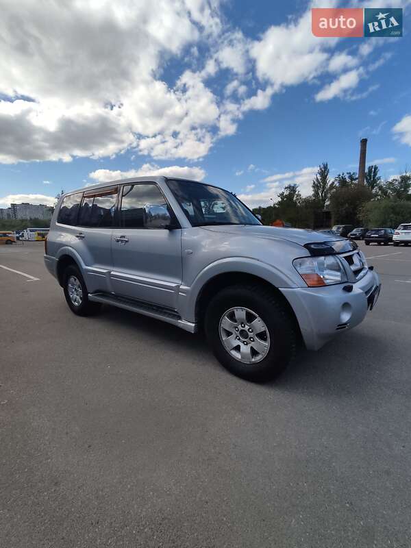 Mitsubishi Pajero wagon (2004)