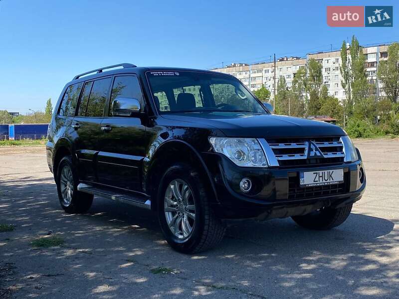 Mitsubishi Pajero wagon (2012)