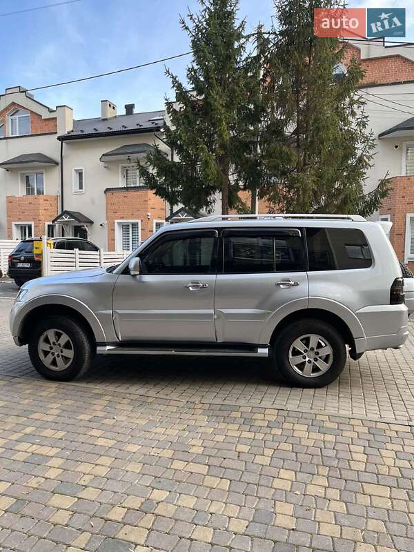 Mitsubishi Pajero wagon (2008)