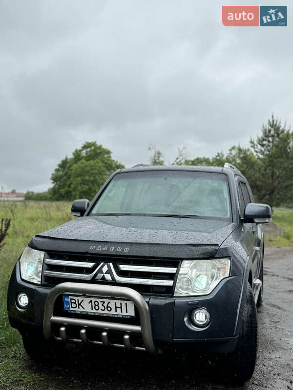 Mitsubishi Pajero wagon (2008)