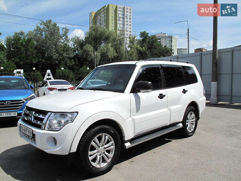 Mitsubishi Pajero wagon (2012)