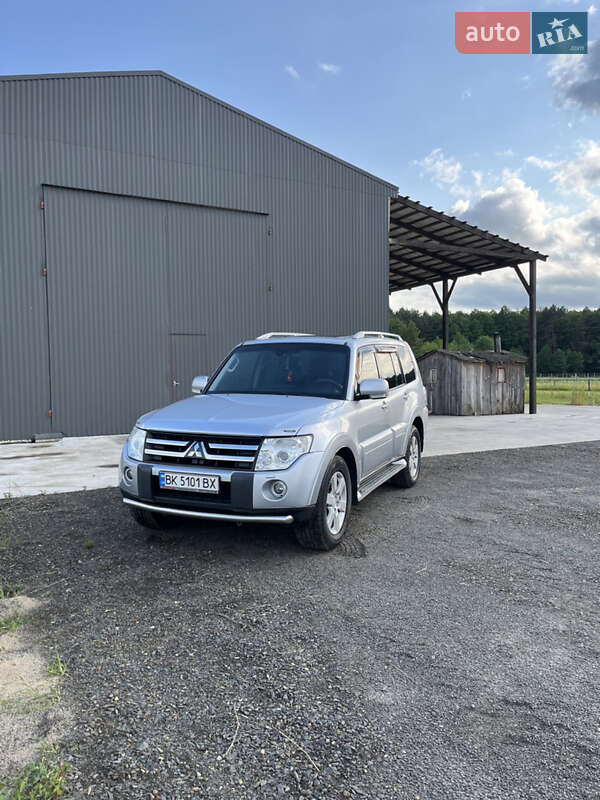 Mitsubishi Pajero wagon (2008)