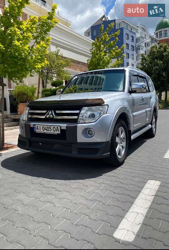 Mitsubishi Pajero wagon (2008)