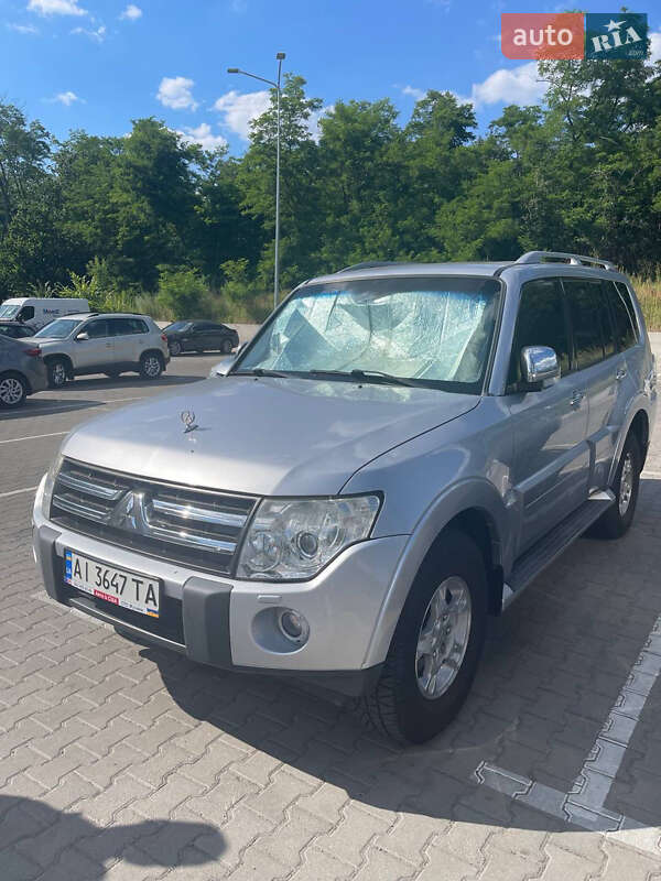 Mitsubishi Pajero wagon (2008)
