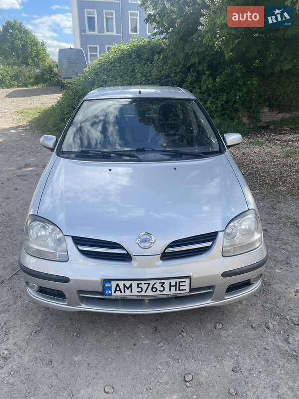 Nissan Almera tino (2004)