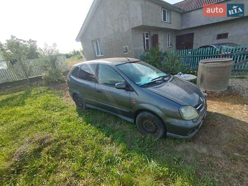 Nissan Almera tino (2006)