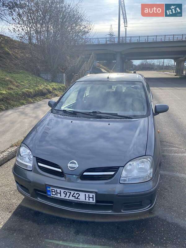 Nissan Almera tino (2004)