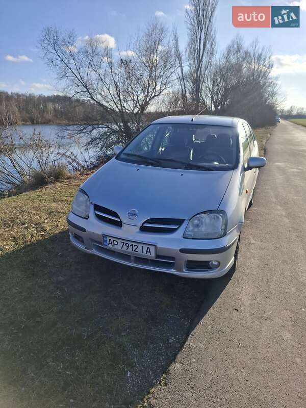 Nissan Almera tino (2005)