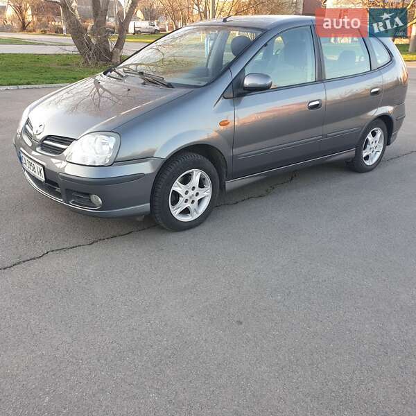 Nissan Almera tino (2004)
