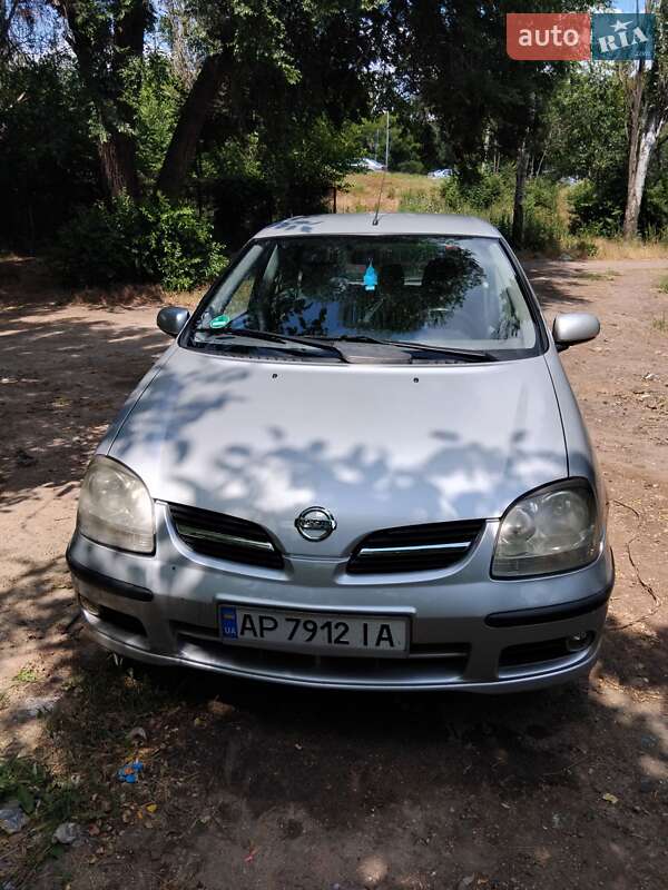 Nissan Almera tino (2005)