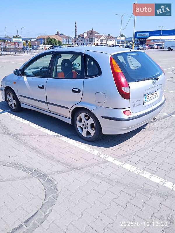 Nissan Almera tino (2001)